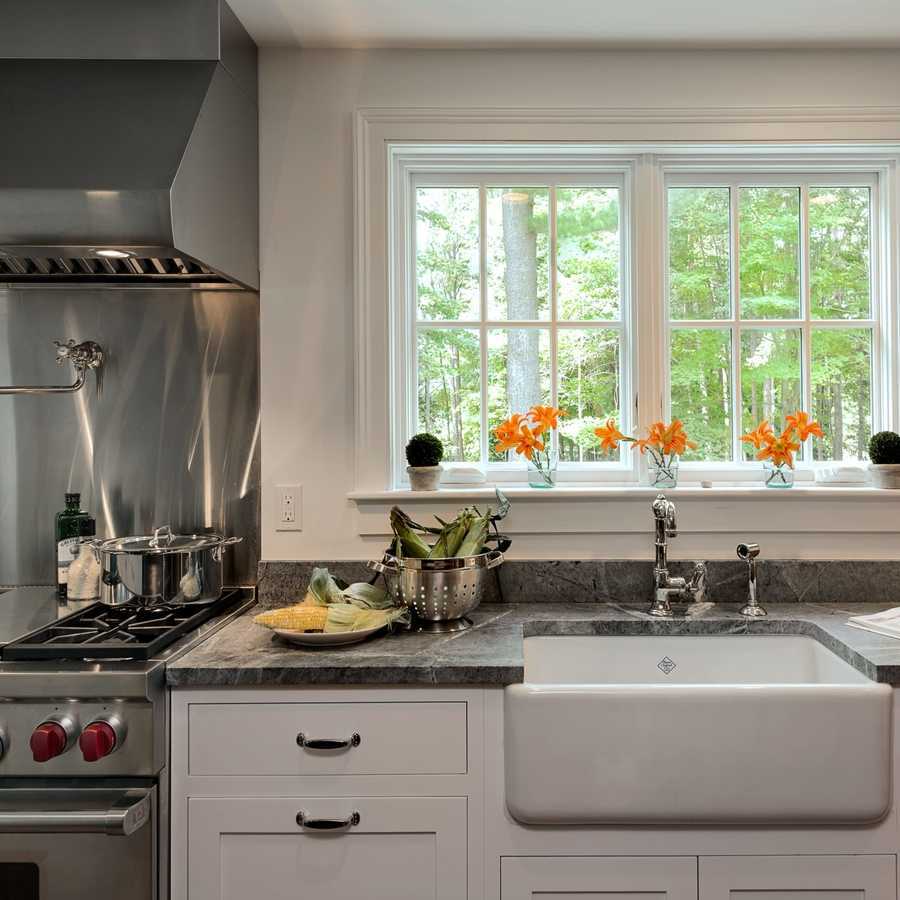 Дизайн кухни с мойкой у окна (35 фото) – плюсы и минусы расположения, советы по оформлению