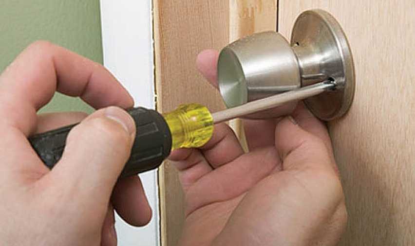 Особенности и составные элементы ручки, как её снять, разобрать и починить на межкомнатной двери