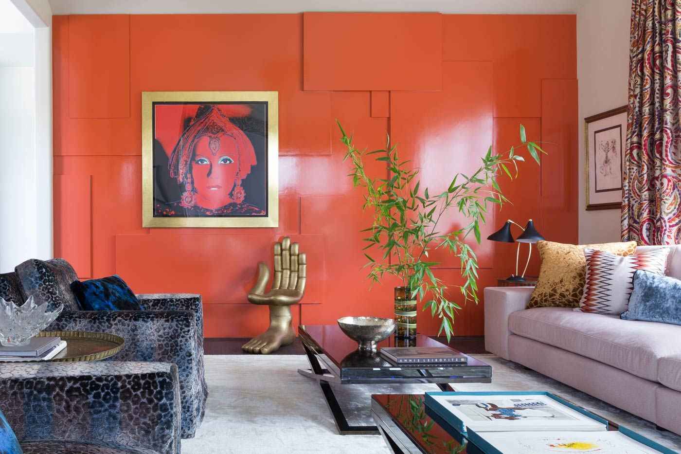 Яркий интерьер гостиной оранжевый