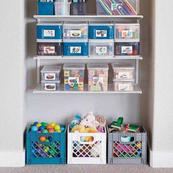 Идеи хранения игрушек в стеллажах и шкафах в детской комнате