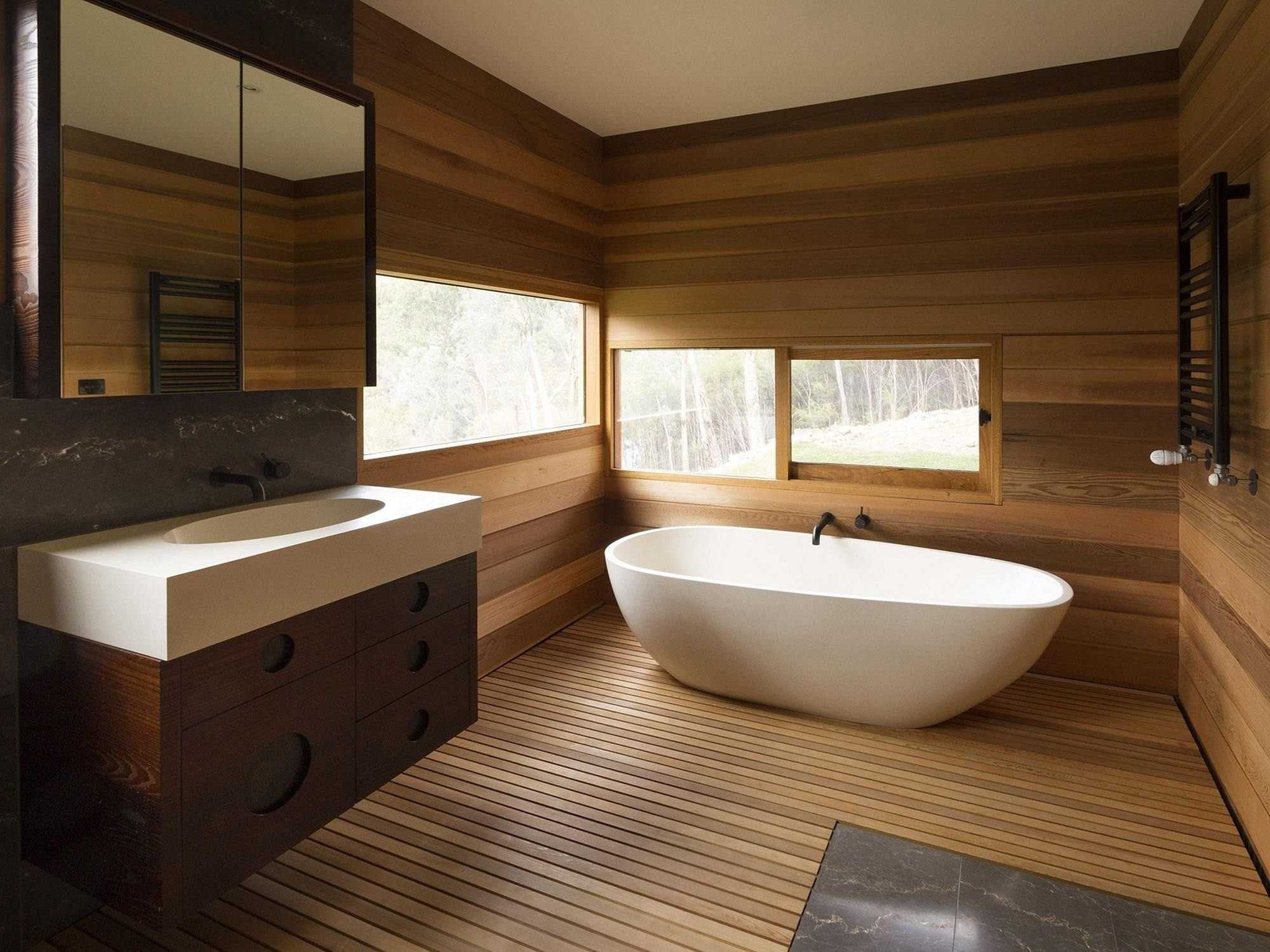 Отделка деревянной комнаты. Ванная комната отделка деревом. Ванная с деревом. Ванная отделанная деревом. Ванная комната с отделкой под дерево.