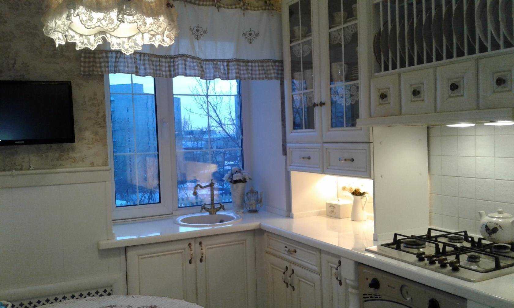 Кухня с мойкой у окна: фотографии интерьеров, как расположить раковину