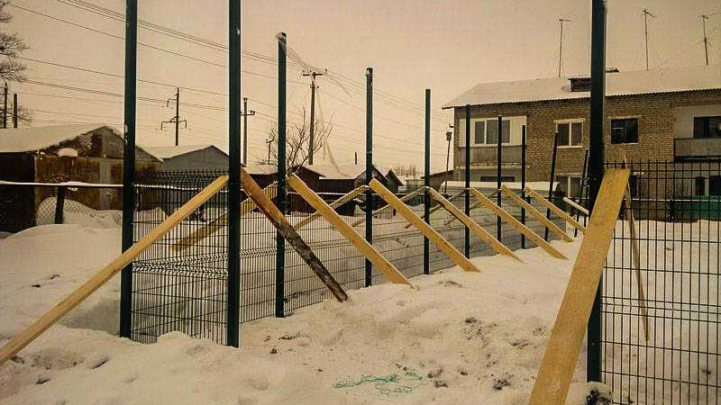 Можно ли ставить забор зимой – недостатки и преимущества зимнего строительства