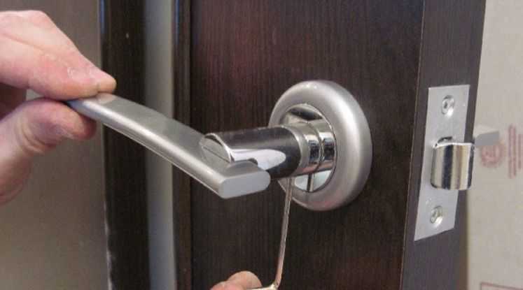 Ремонт ручки межкомнатной двери: как отремонтировать ее своими руками, если она разболталась