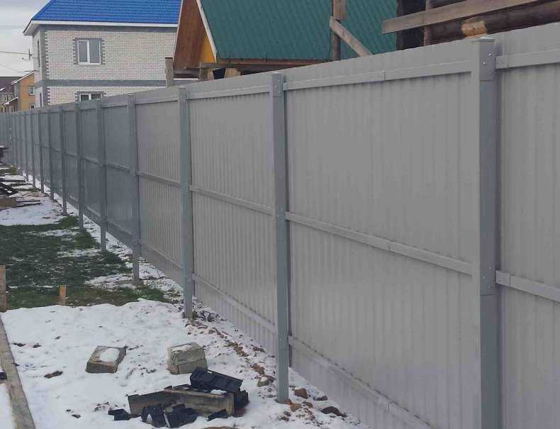 Можно ли ставить забор зимой: сложности зимнего строительства и преимущества, три типа фундамента на сваях, с бутованием и бетонированием, типы заборов для установки в зимнее время года
