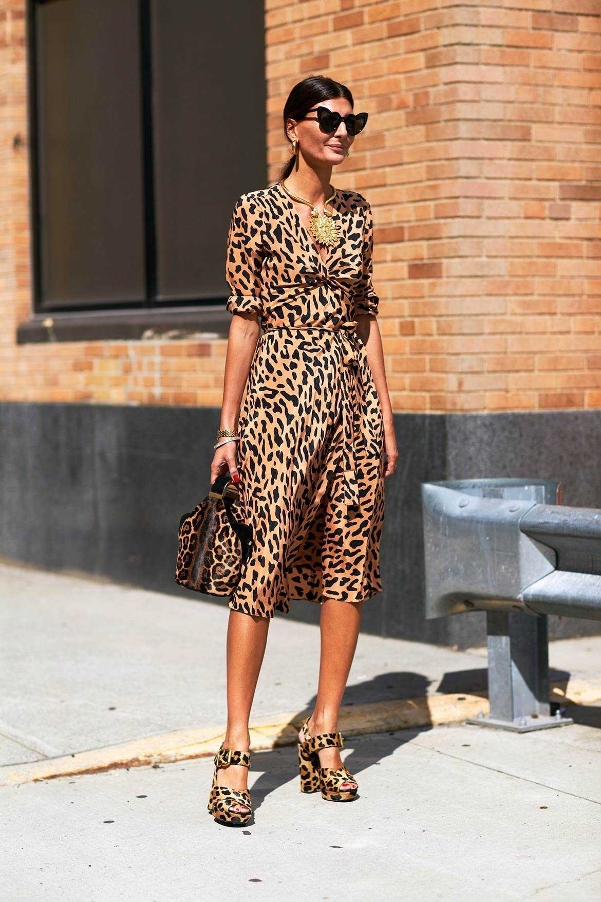 Модно леопардовый принт. Платье Дольче Габбана леопардовый принт.