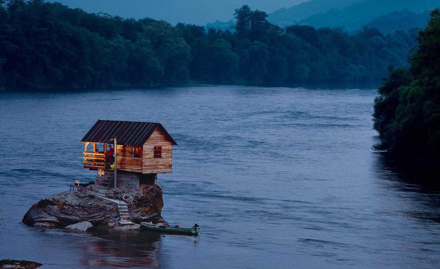 10 самых маленьких домов в мире. один из них стоит на камне в реке