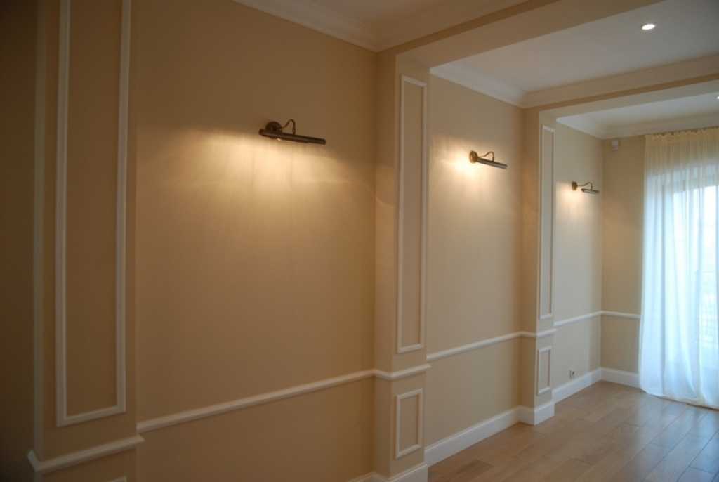 Молдинги на стенах в интерьере гостиной: что это такое, декоративные планки в спальне и на кухне, дизайн в коридоре - 28 фото