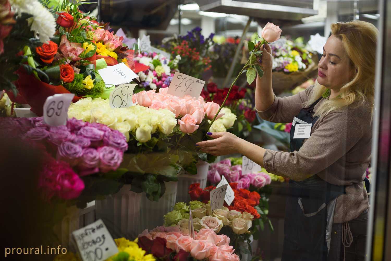 Люди в цветочном магазине