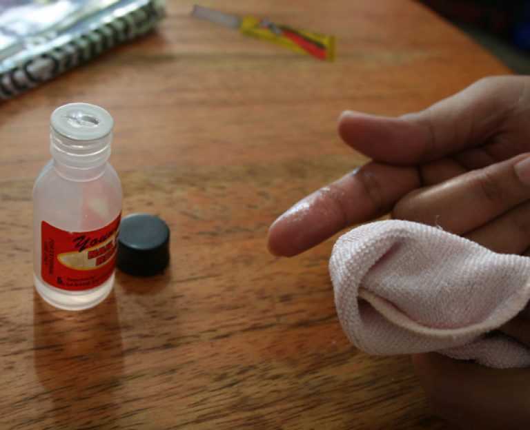 Как убрать клей с одежды? разбираемся с видами клея и тканей