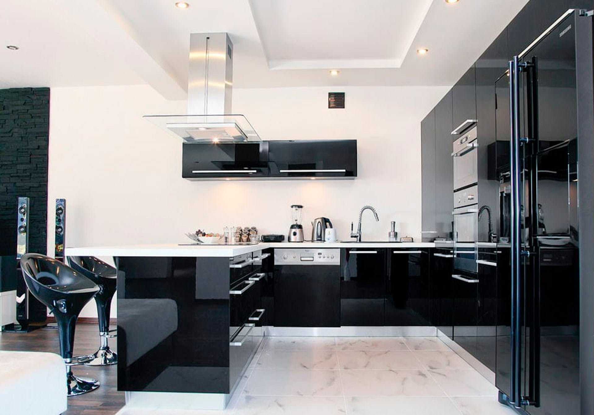 Черная м кухня. Черно белая кухня. Черная кухня в интерьере. Кухня в черно белом стиле. Бело черная кухня.