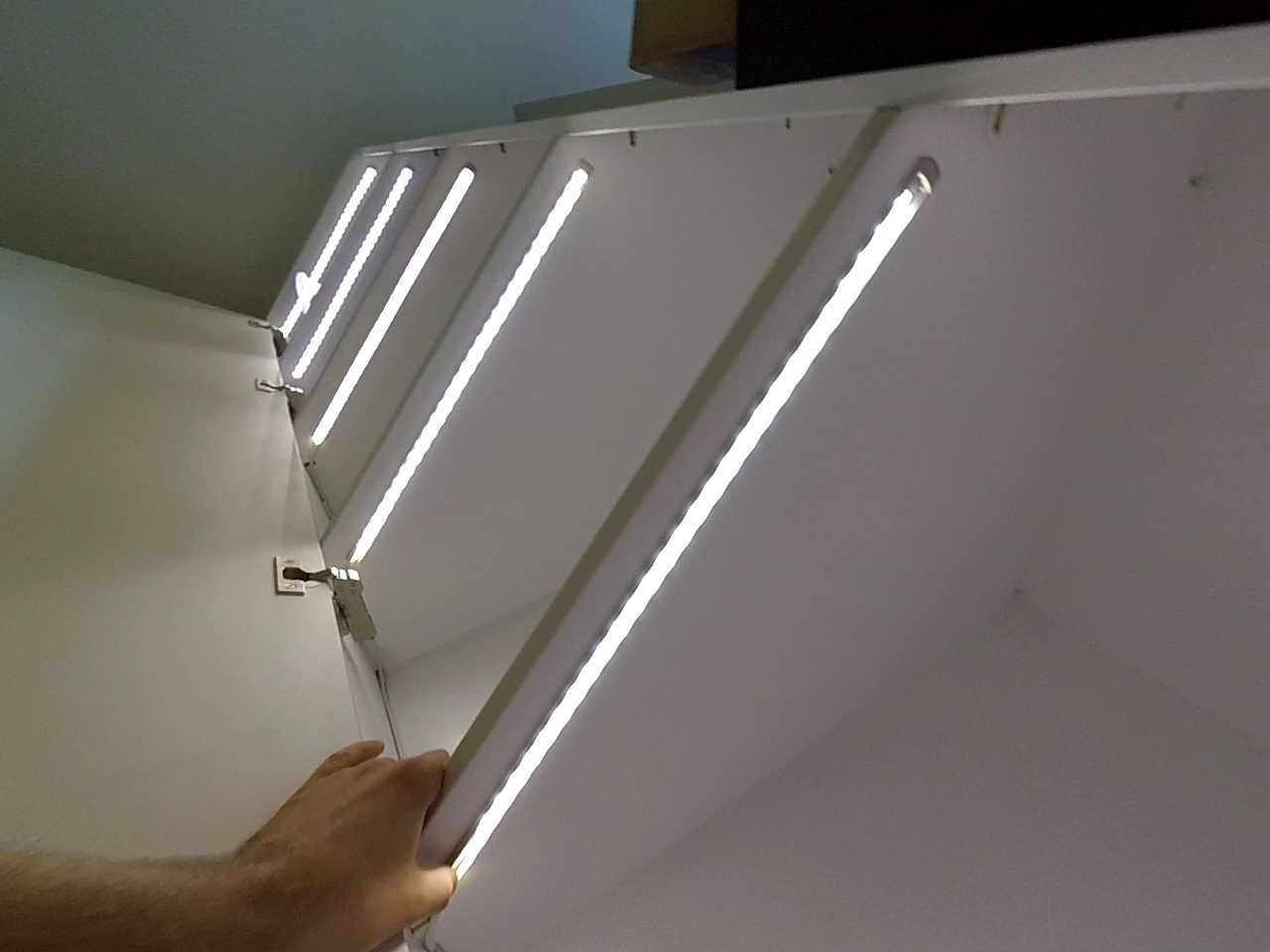 Подсветка в шкафу: как сделать освние шкафа-купе при открывании дверей