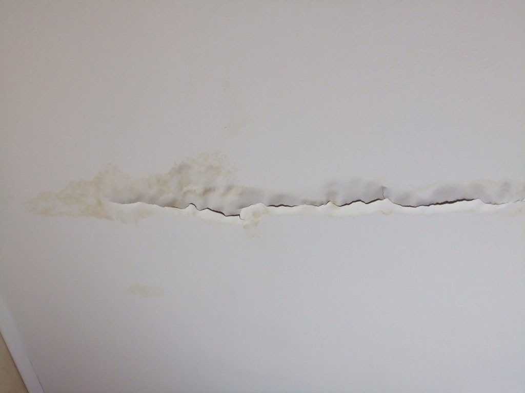 Шпаклевание потолка из гипсокартона под покраску проводится для предупреждения появления дефектов – трещин и отслаивания краски Как сделать это правильно