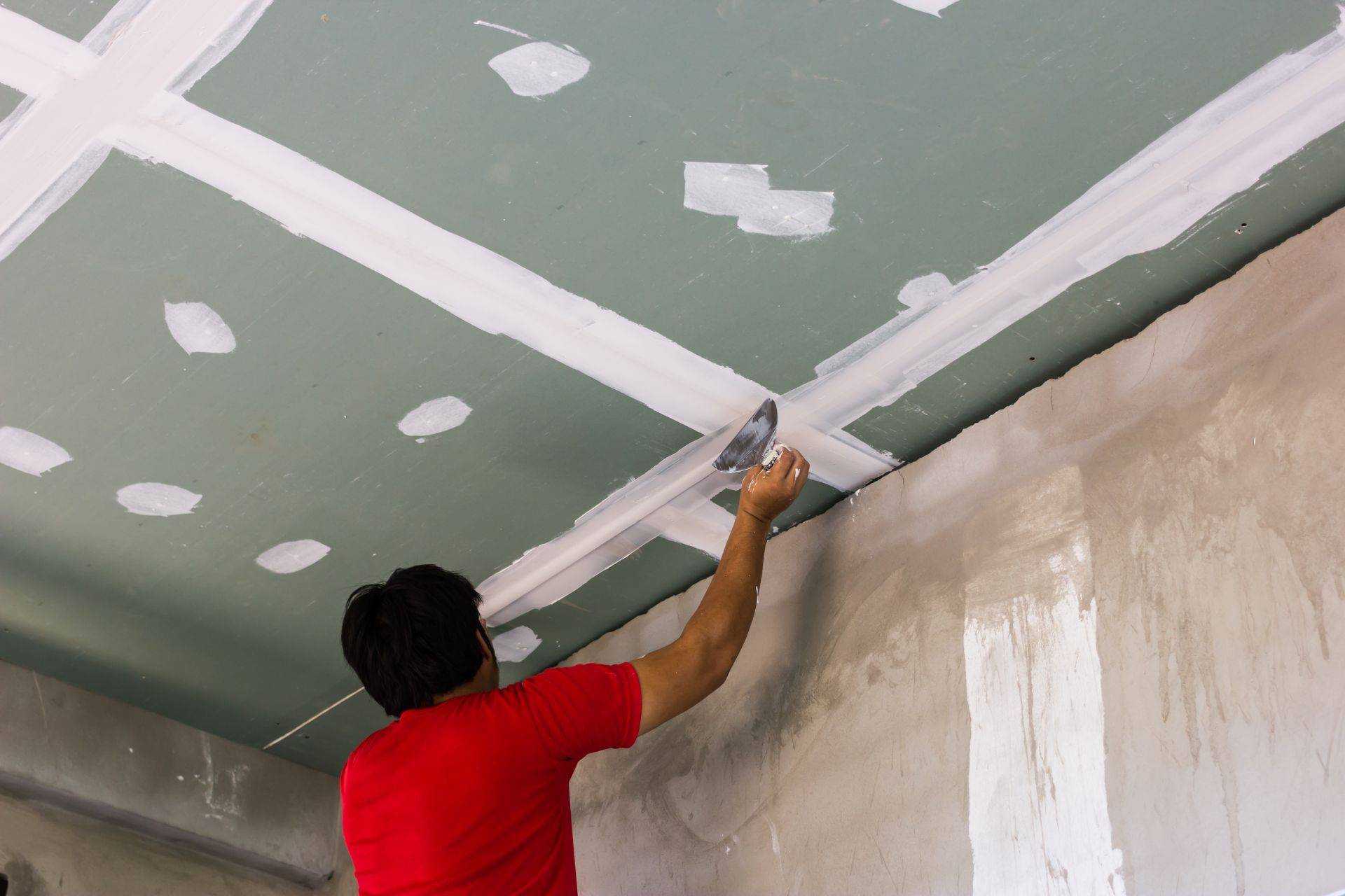 Шпаклевание потолка под покраску является обязательным этапом ремонтных работ В этом случае можно удалить все дефекты поверхности, получить ровный потолок