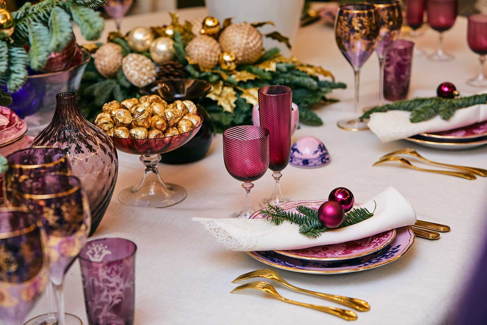 35 красивых фото сервировки стола на новый год (и полезные советы)