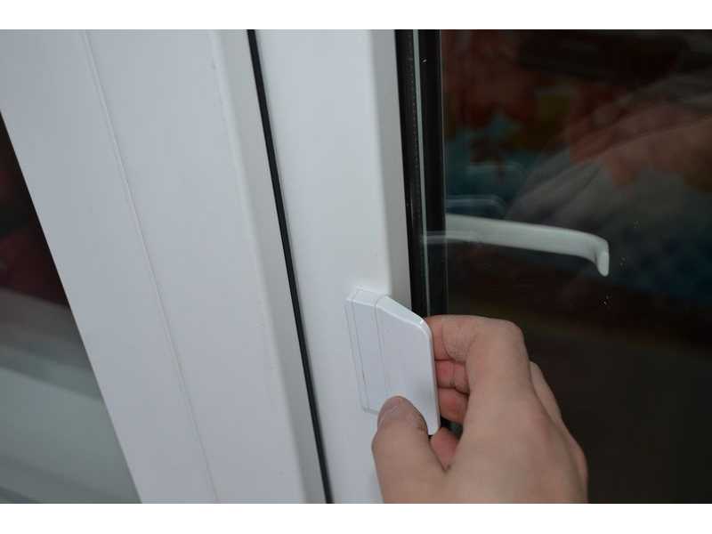 Стеклопакеты сейчас установлены практически во всех квартирах, поэтому у многих потребителей возникает вопрос, как отремонтировать ручку на пластиковой двери или окне самостоятельно Разберем причины неполадок и как их можно устранить самостоятельно