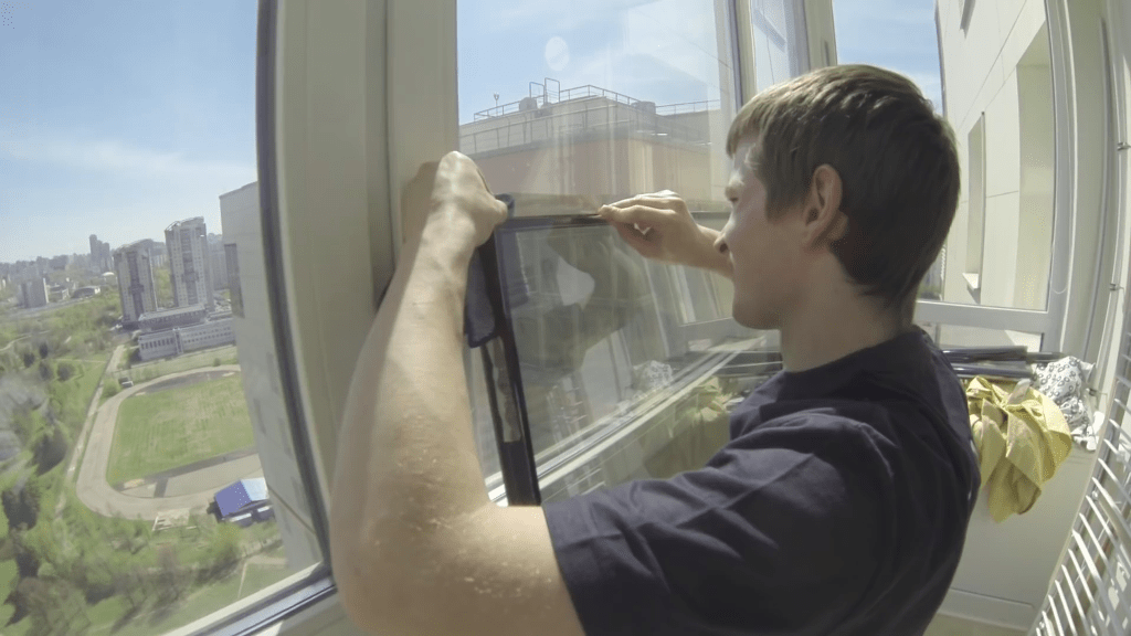  наклеить солнцезащитную плёнку на окна: технология монтажа .