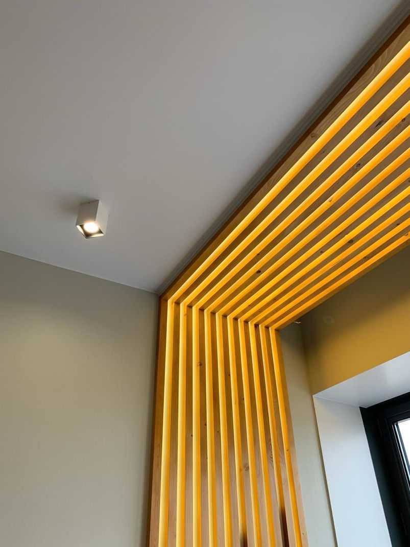 Деревянные рейки на стенах и потолке — стильный и современный интерьер