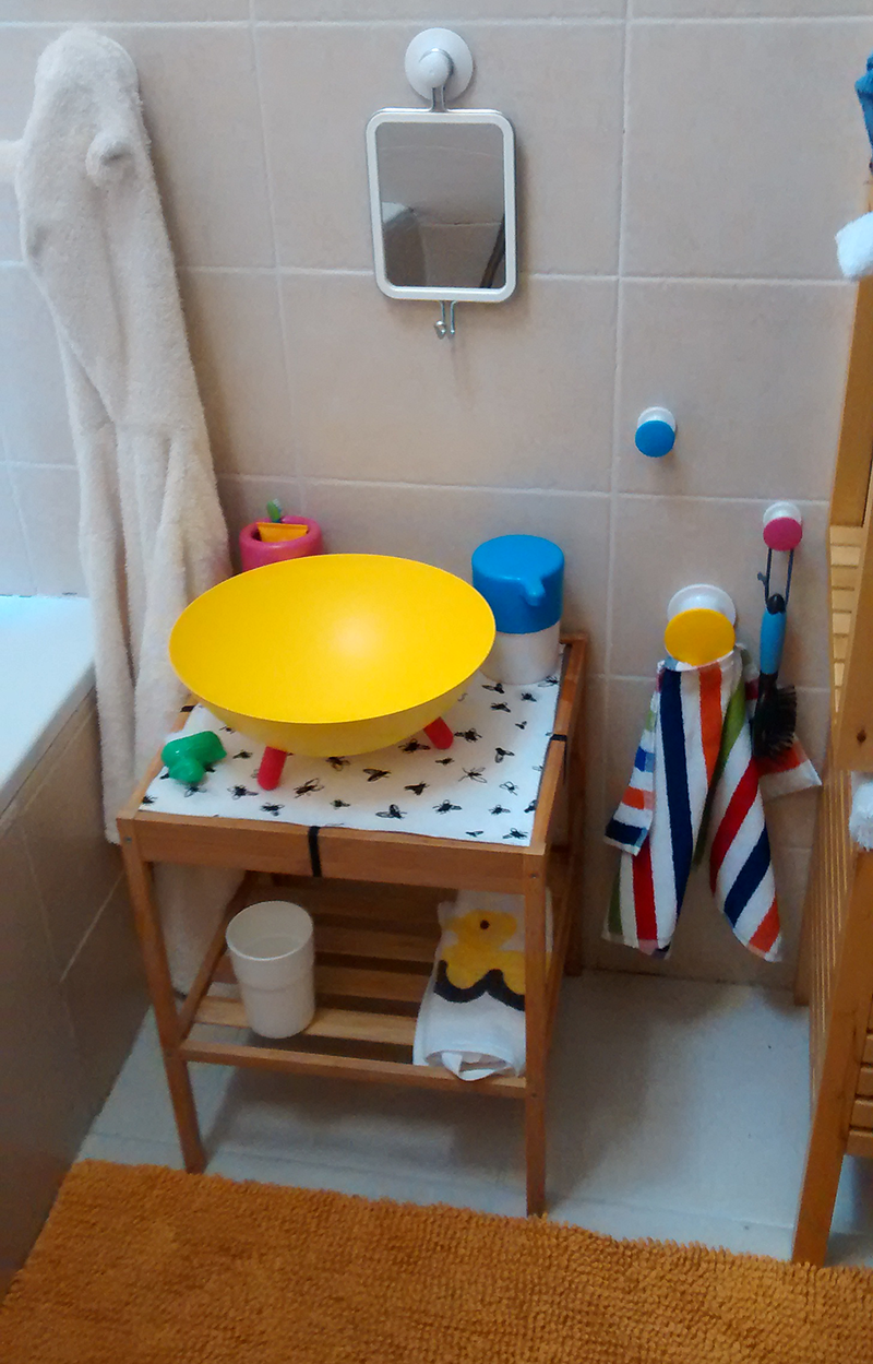 Как сделать ванную комнату безопасной для ребенка