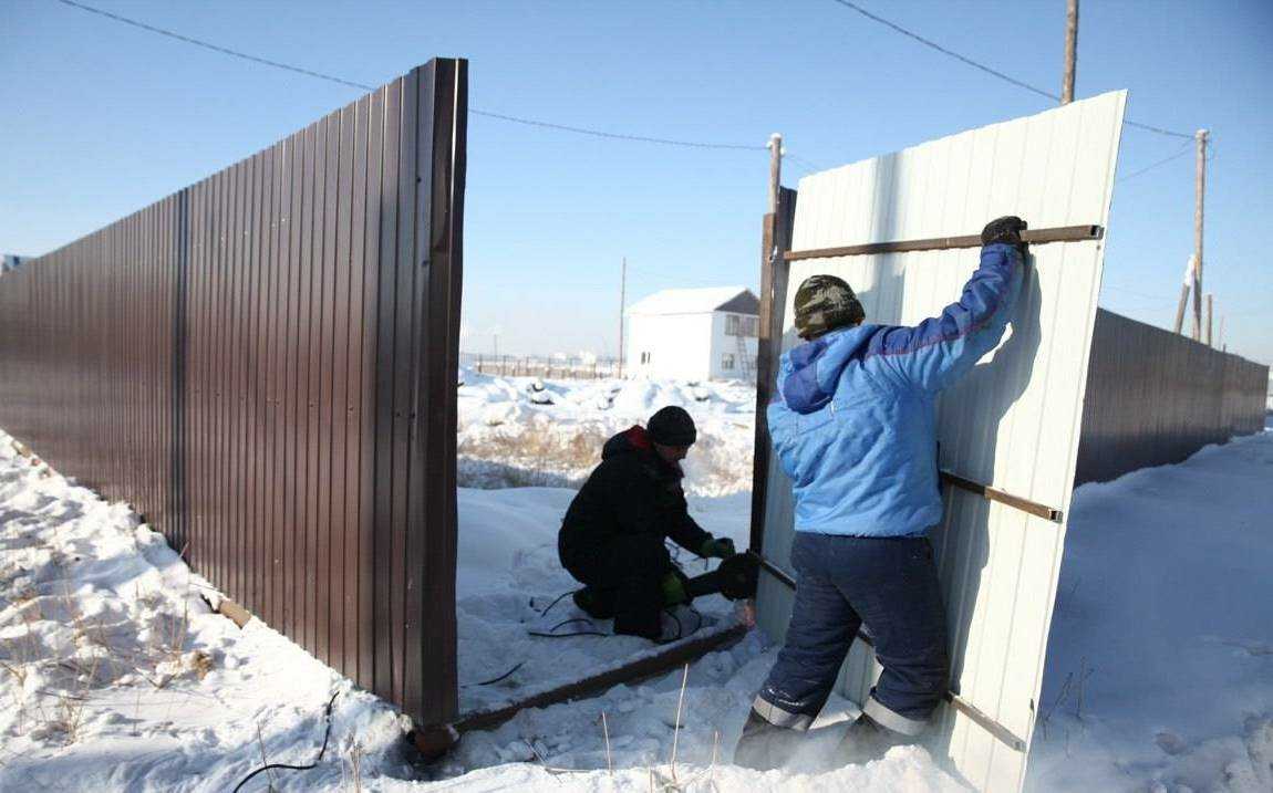 Можно ли ставить забор из профнастила зимой. можно ли строить забор зимой: нюансы установки