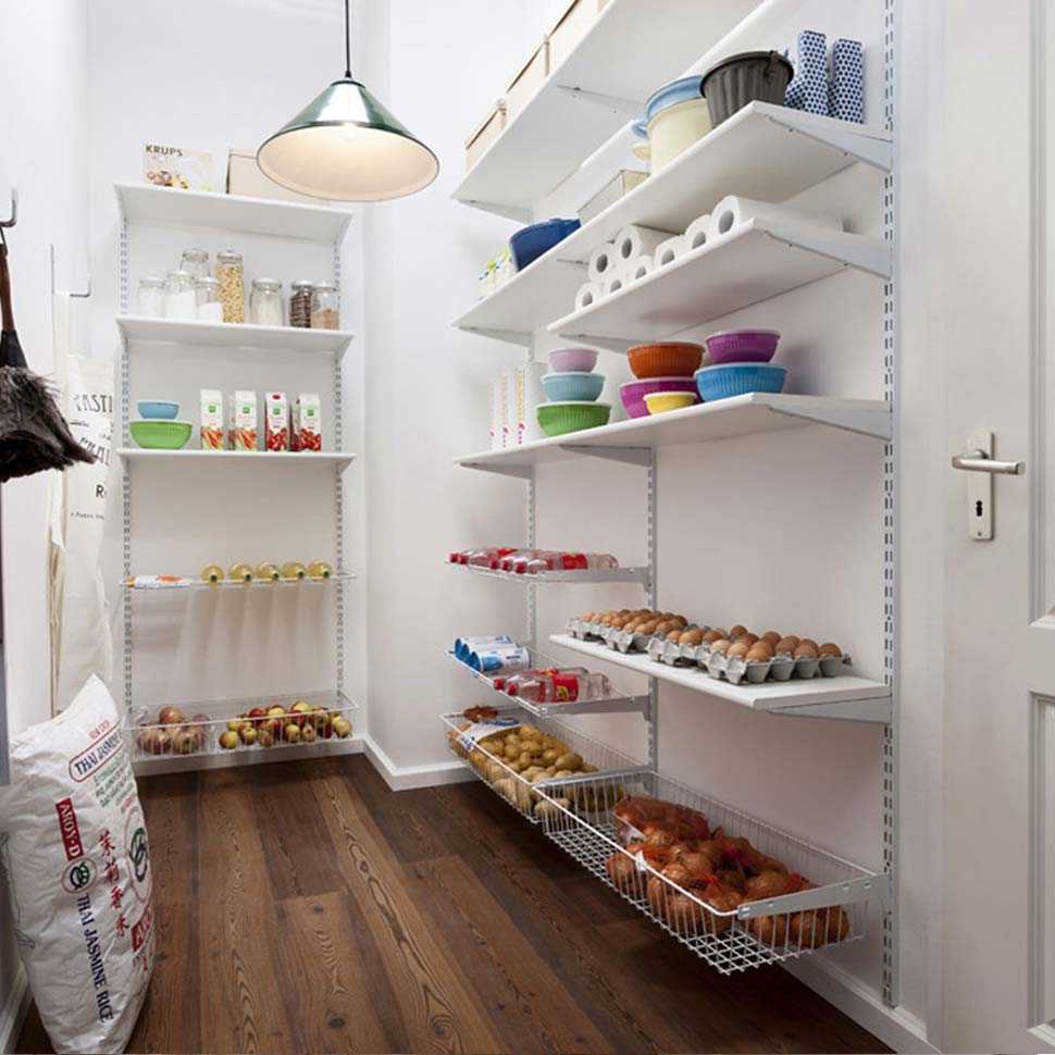 Хранение в кладовке и гардеробной со стеллажами: организация системы для вещей, банок и овощей