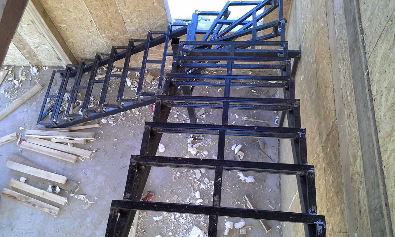 Второй этаж из профильной трубы. Сварной каркас для лестницы. Лестница металлокаркас. Каркас лестницы из металла. Лестница на металлическом каркасе.