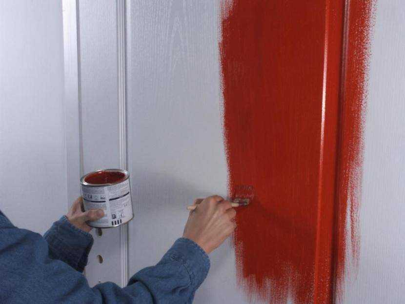 Как покрасить шпонированную дверь в белый цвет?