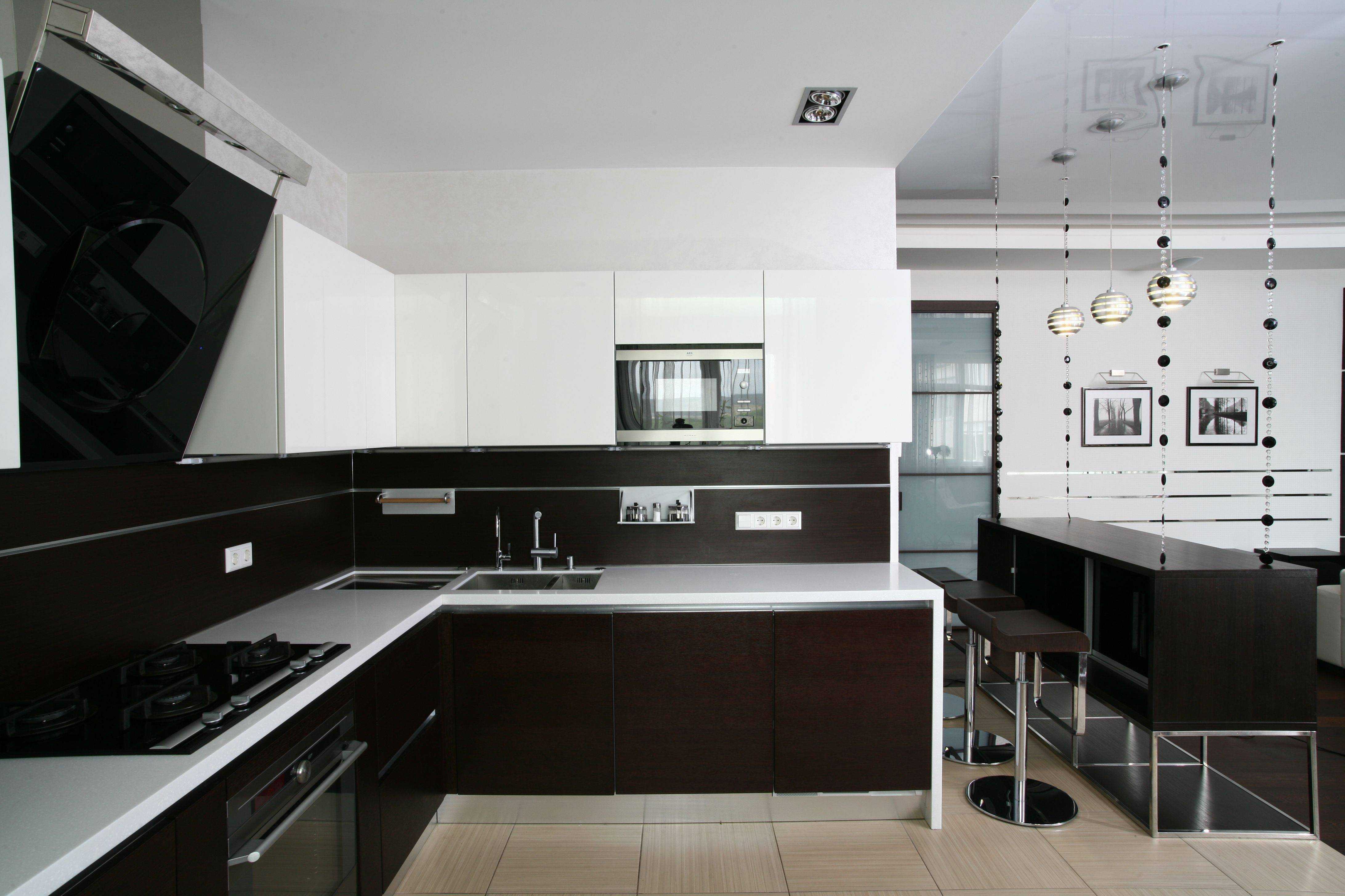Кухня темный низ светлый верх: комбинированные гарнитуры в интерьере