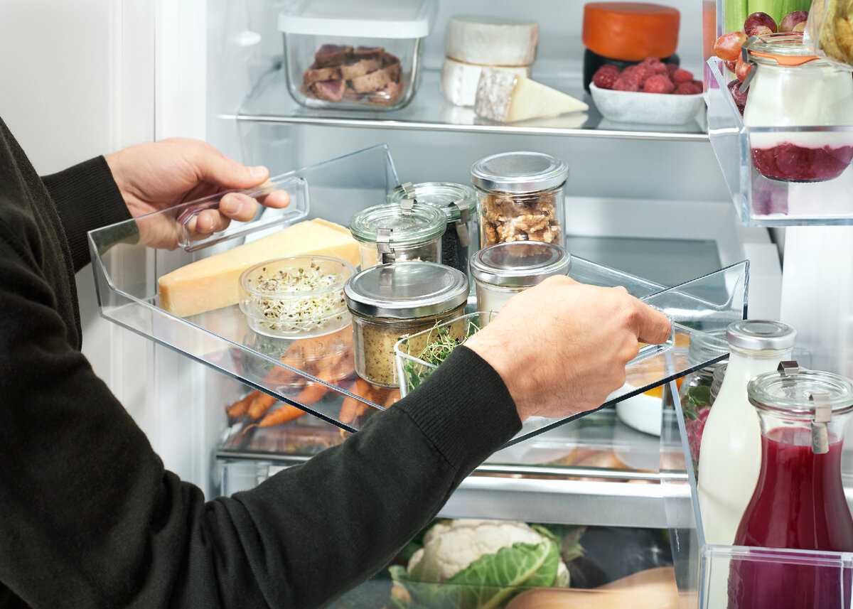 Как и куда спрятать холодильник на кухне: 7 интересных идей