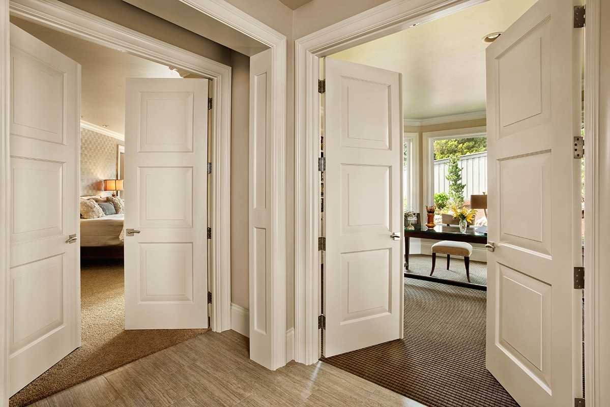 Белые двери в интерьере квартиры - только лучшие идеи!