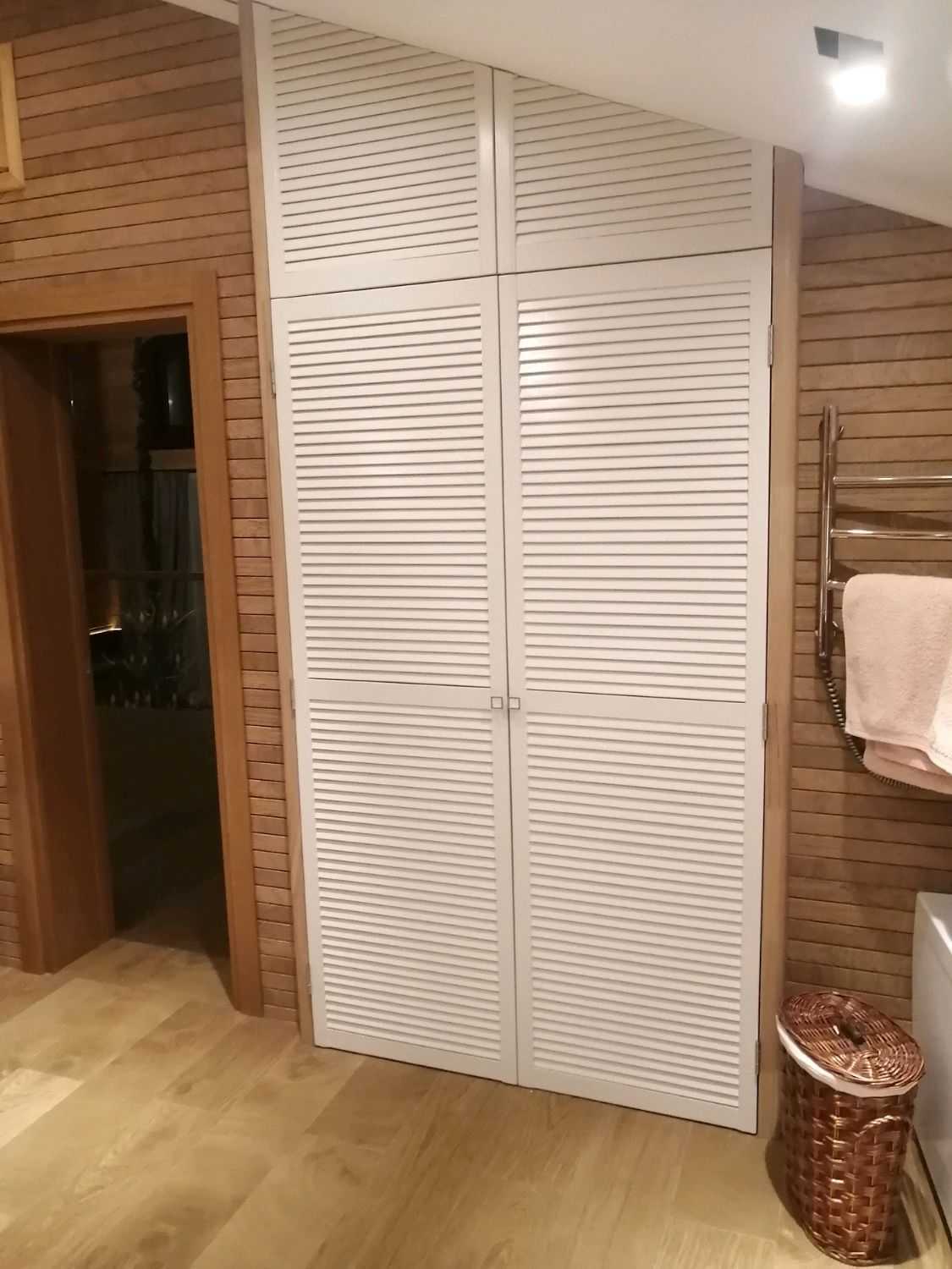 Деревянные жалюзийные двери – оригинальное решение для вашего дома