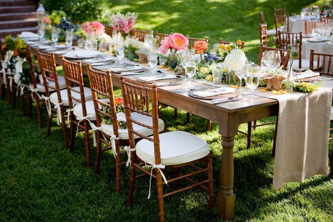 Столик для гостей. Украшение дачи к свадьбе. Украшение свадьбы на природе. Свадебное украшение стола на природе. Накрытый стол в саду.