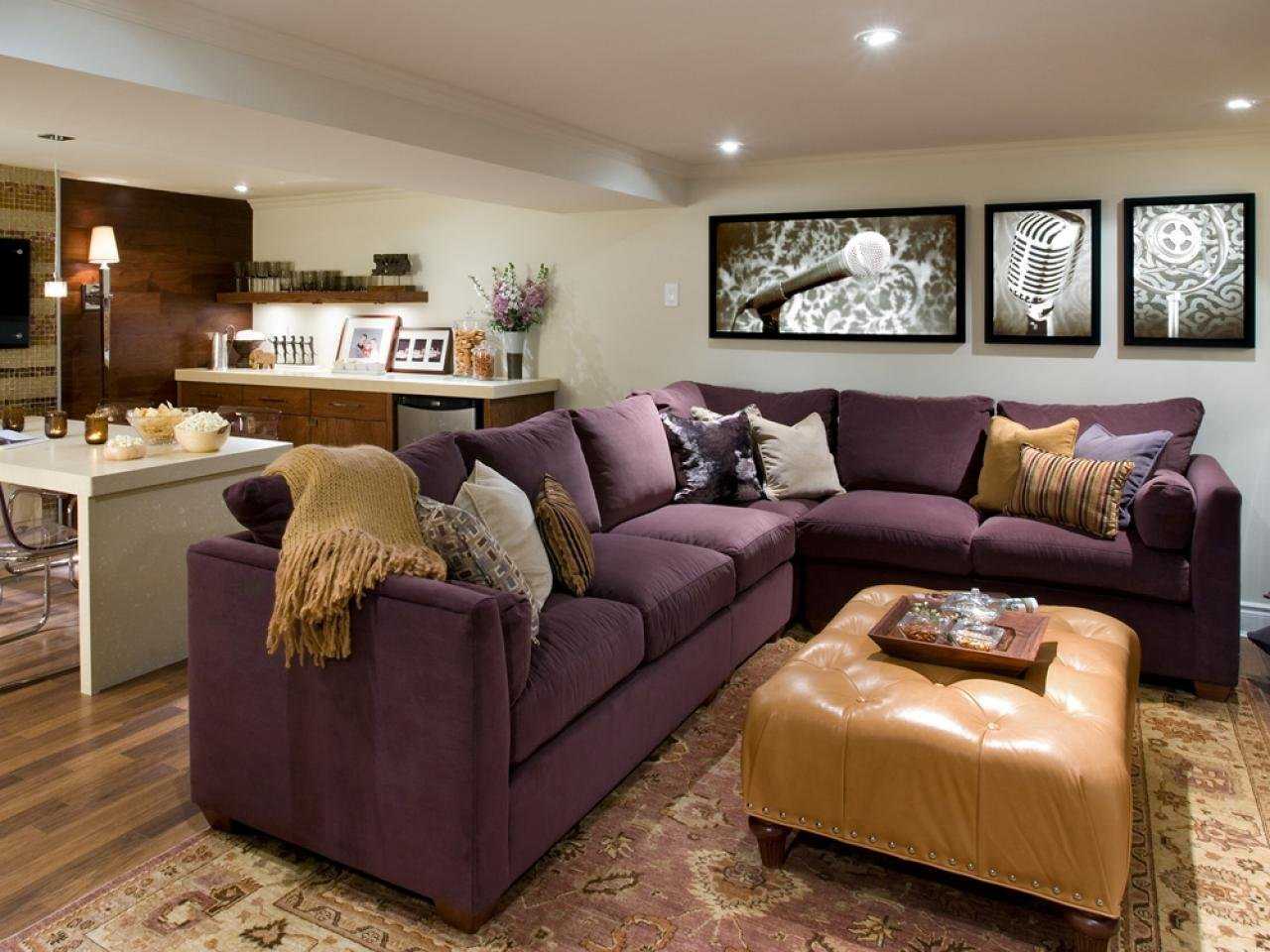 Цвет диванов в интерьере гостиной. Фиолетовый диван в интерьере. Гостиная с сиреневым диваном. Гостиная с фиолетовым диваном. Фиолетовый диван в гостиной.