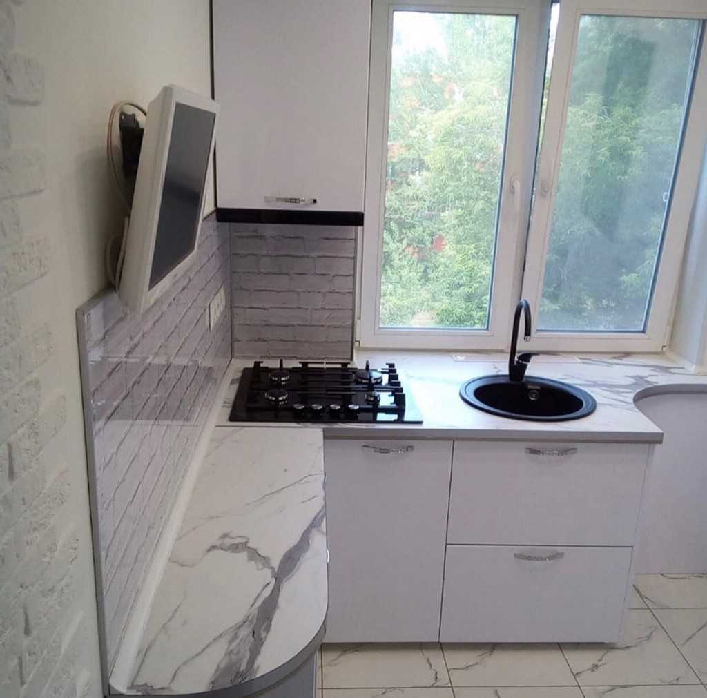 Кухня с окном - фото стильного дизайна кухни с окном