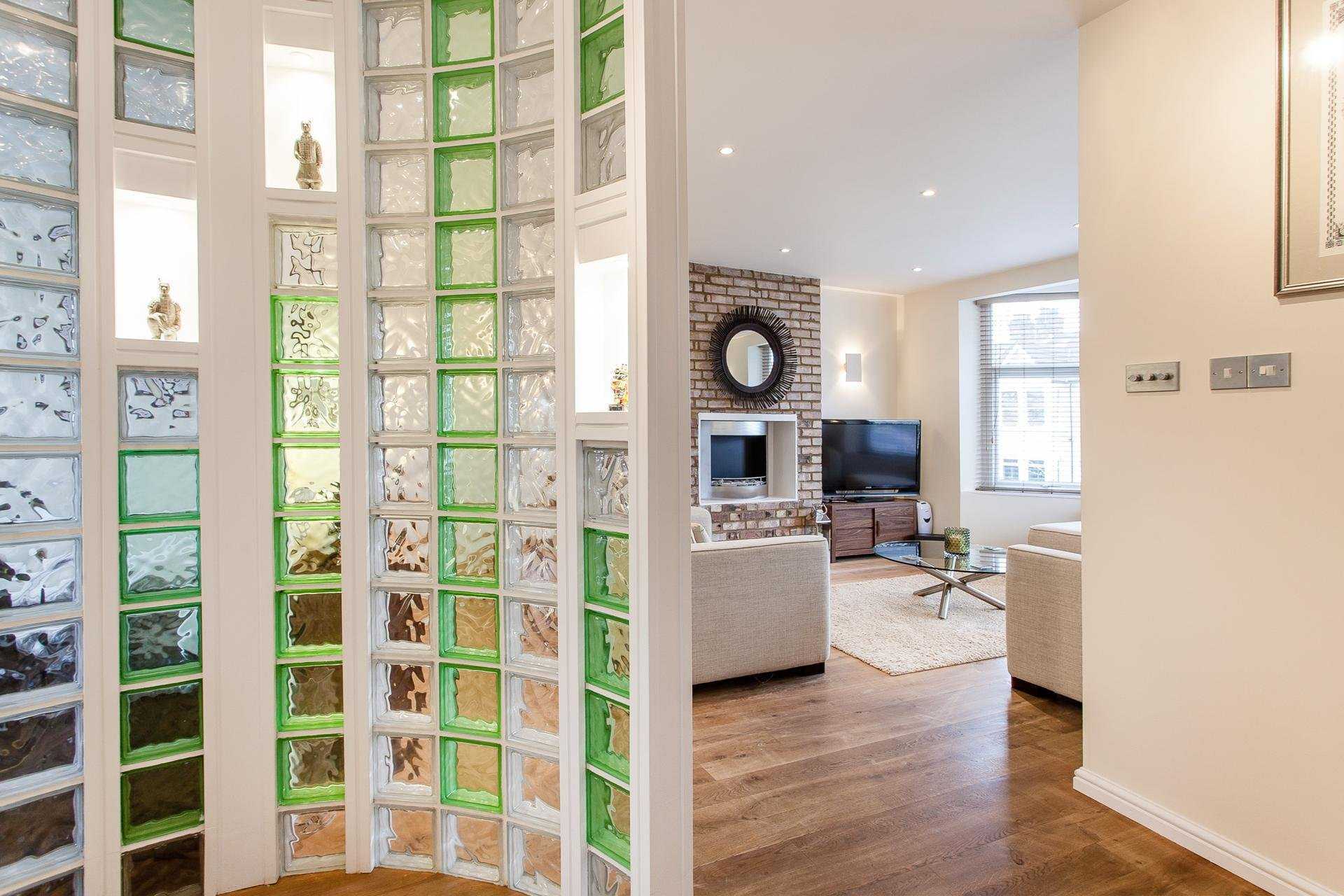 Что такое стеклянные блоки в интерьере, фото стеклоблоков в дизайне квартиры, плюсы и минусы блоков-кирпичиков из стекла, советы по использованию